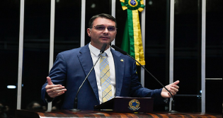 Flávio Bolsonaro termina primeiro turno com 47,03% dos votos válidos; partido elegeu 19 senadores e terá a maior bancada da Casa a partir de 2027