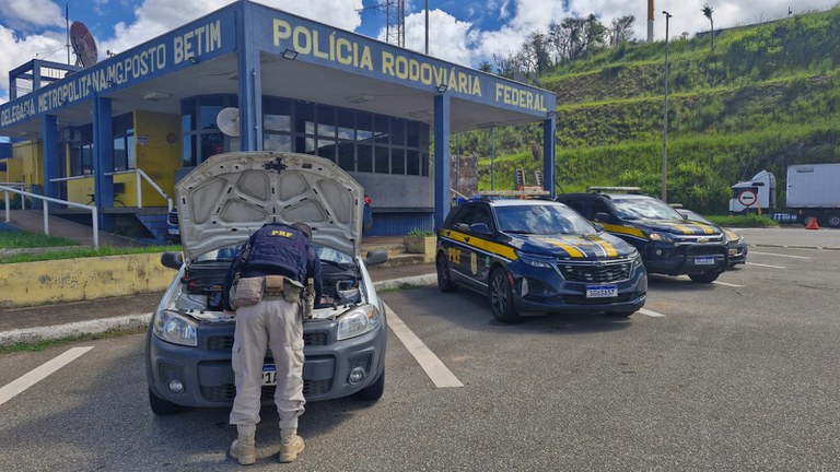 PRF flagra veículo clonado e prende motorista na BR-381