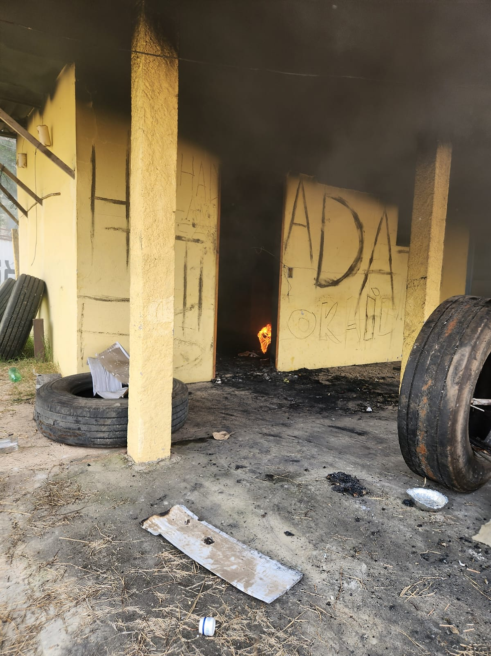 Fumaça chama atenção e bombeiros agem rápido em incêndio em Extrema