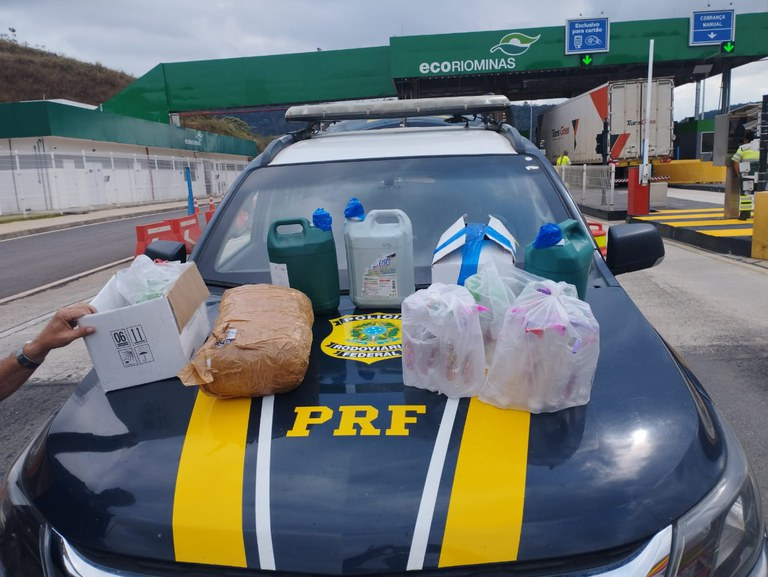 Mega apreensao: 1.000 pinos de cocaina e litros de lanca perfume sao encontrados em carro na BR 116