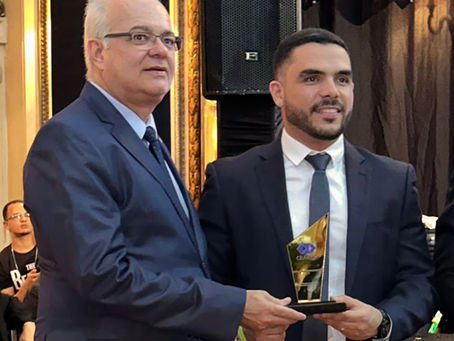 Reitor do Grupo Unis, Felipe Flausino, recebe prêmio Destaque em Administração do CRA-MG