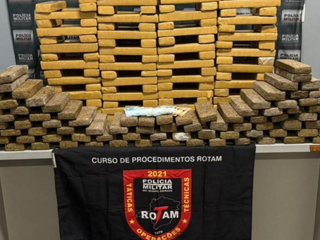 Dupla é presa com 222 barras de maconha e tenta subornar PM com R$ 5 mil em Sete Lagoas
