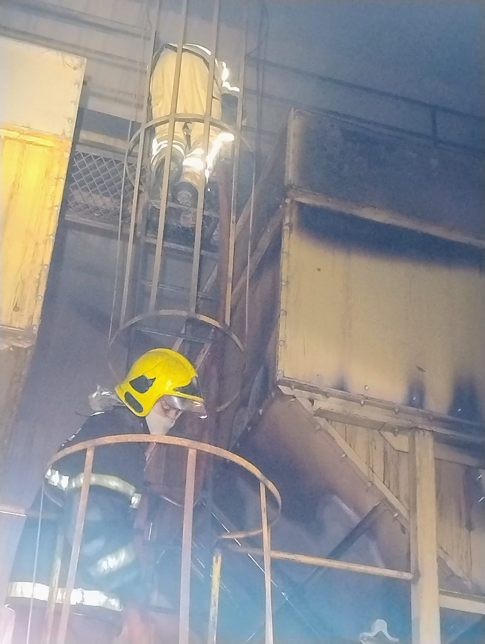 Fogo atinge secador de café, mas ação rápida dos Bombeiros evita perda total em fazenda