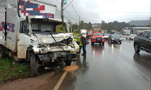Colisão entre caminhões em Poços de Caldas mobiliza resgate e deixa motorista preso às ferragens