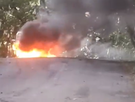 Carro em chamas interrompe trânsito na estrada do Cristo Redentor, em Poços