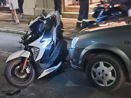 Motociclista fica ferida após acidente envolvendo três veículos no Centro de Varginha