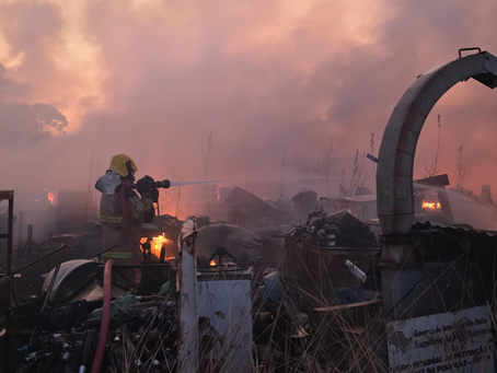 Fogo consome ferro-velho às margens da MG-450 e mobiliza bombeiros por 5 horas