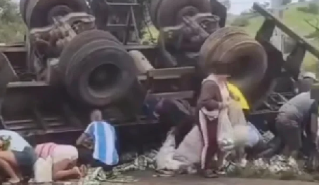 Acidente com carreta de cerveja interdita rodovia e termina em saque no Sul de Minas