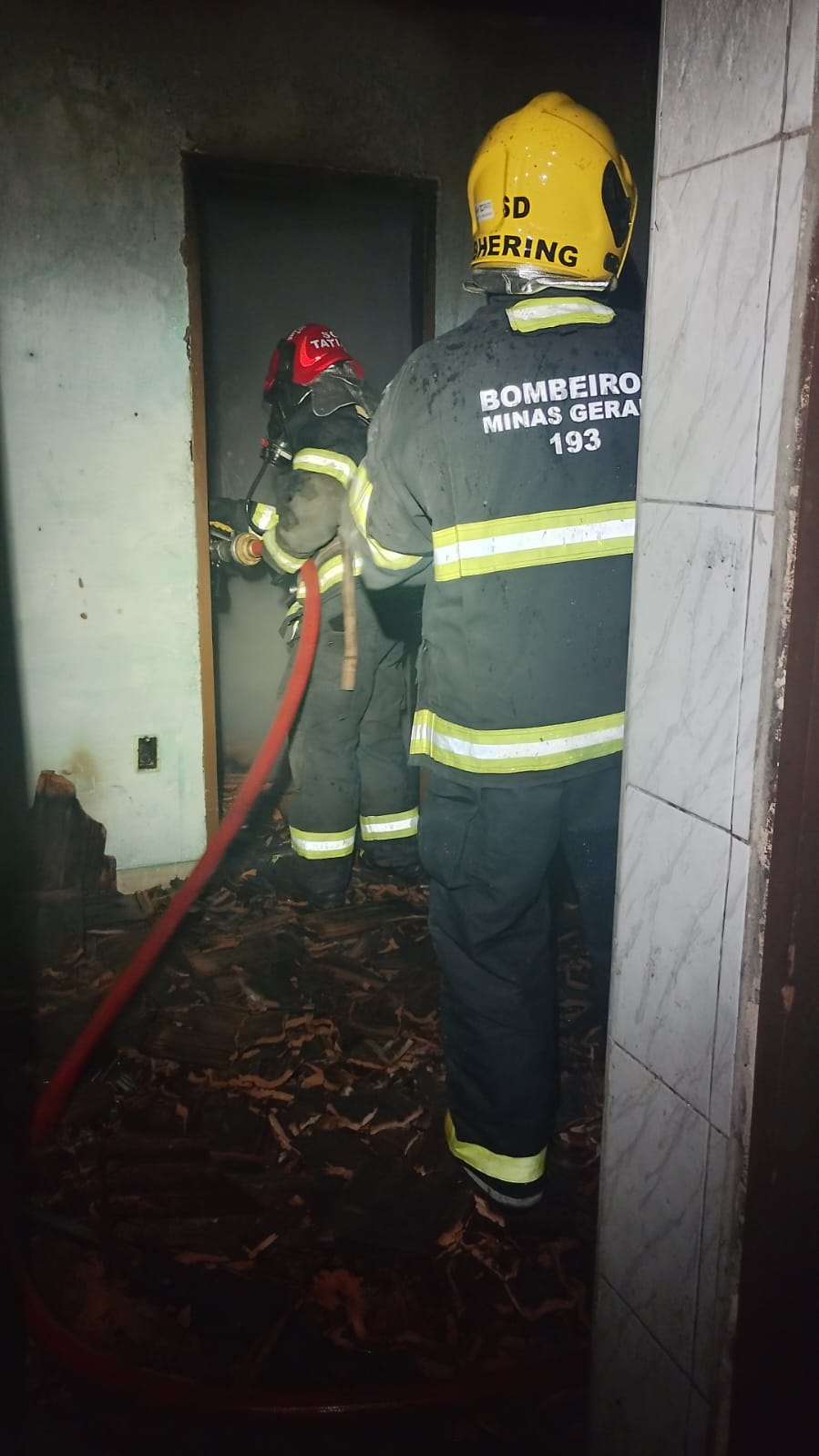 Imóvel abandonado é atingido por incêndio e tem perda total da cobertura em Varginha