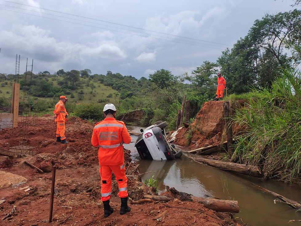 Bombeiros de Alfenas atuam após carro cair em ribanceira na zona rural de Serrania