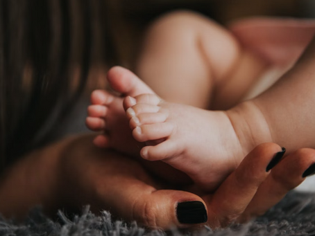 Mulher é condenada por divulgar fotos do parto do neto nas redes sociais sem autorização