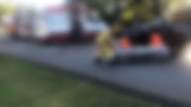 Carro colide com poste e deixa dois jovens feridos em Poços de Caldas