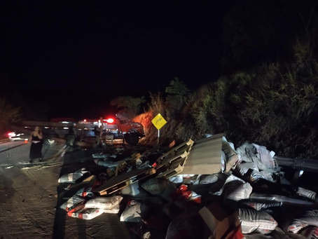 Grave acidente com caminhão mobiliza bombeiros e SAMU entre Guaxupé e São Pedro da União