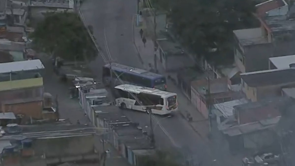Criminosos usam ônibus e barricadas para bloquear vias durante operação policial em Costa Barros