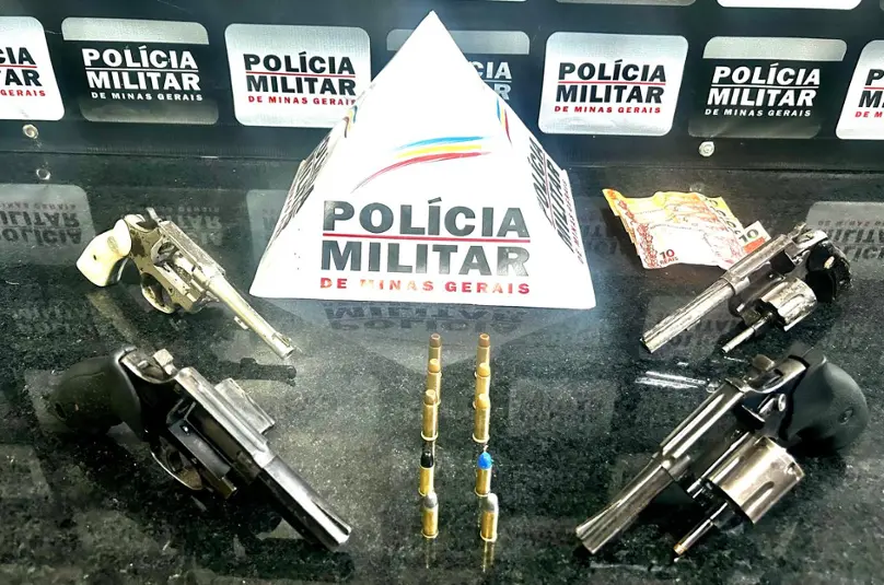 Suspeitos de disparos fogem, mas são detidos com armas e moto furtada em Ponte Nova