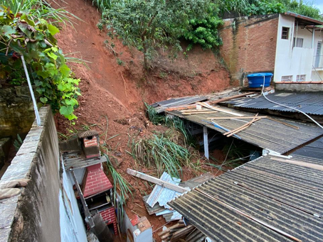 Terra cede e assusta moradores em Itajubá: 21 pessoas deixam suas casas