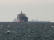 Navio-tanque de GNL do Catar é atingido no Estreito de Ormuz, dizem fontes