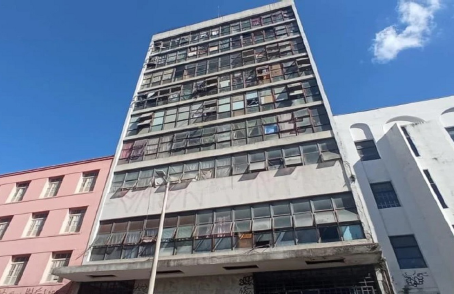 Audiência pública debate regularização de ocupação que abriga 88 famílias no antigo prédio do INSS em Belo Horizonte