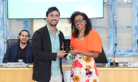 Professora recebe Comenda do Mérito Educacional por contribuição à educação infantil em Varginha