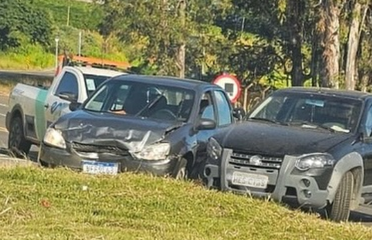 Trânsito fica lento na CMG-491 após acidente no trevo de Elói Mendes