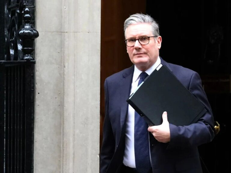 Premiê britânico Keir Starmer descarta renúncia e diz estar focado no trabalho em meio a crise política por ligação de ex-embaixador com Epstein