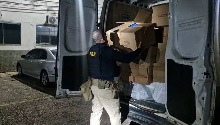 Fiscalização da PRF encontra produtos falsificados em van em Minas Gerais