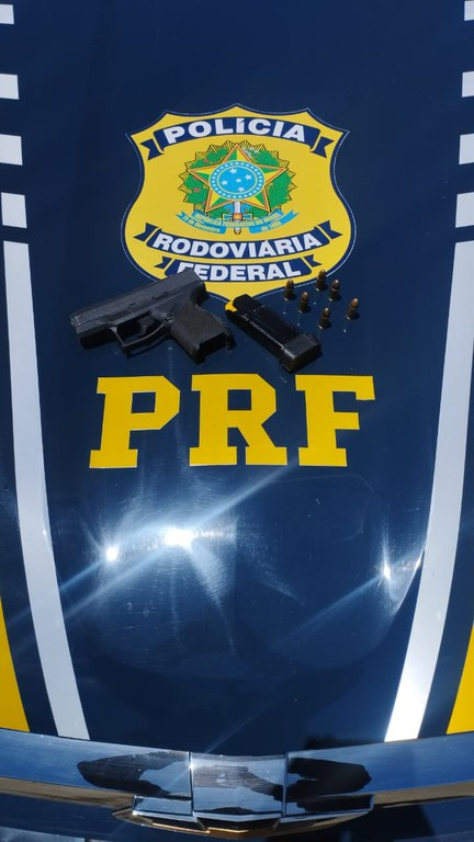 Abordagem da PRF na BR-381 termina com apreensão de arma de uso restrito