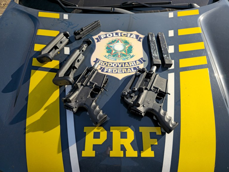 Submetralhadoras artesanais são encontradas escondidas em Fiorino na BR-381