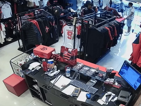 Vídeo mostra grupo invadindo loja do Flamengo no Belvedere e levando produtos; prejuízo chega a R$ 20 mil