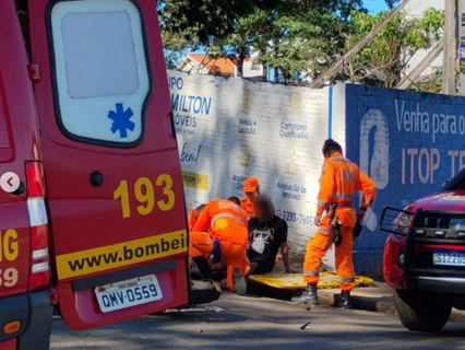 Bombeiros atualizam estado de vítima em acidente entre carro e moto em Alfenas