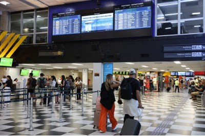 Justiça obriga Anac a conceder desconto a acompanhantes de menores com deficiência