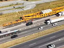 Supercarreta com transformador de grande valor enfrenta desafios logísticos e interrompe rodovia em São Paulo rumo à Arábia Saudita