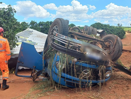 Caminhão capota na MGC-179 em Alfenas e motorista morre no local