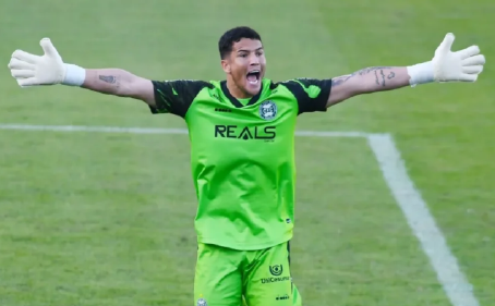 De Varginha para o mundo: goleiro marca gol impossível e pode entrar para a história