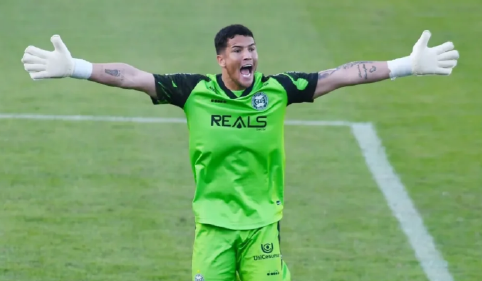 De Varginha para o mundo: goleiro marca gol impossível e pode entrar para a história