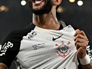 Memphis Depay realiza últimos testes físicos antes de assinar renovação com o Corinthians até 2028