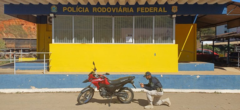 PRF flagra moto dublê transportada em carro e prende casal na BR-262