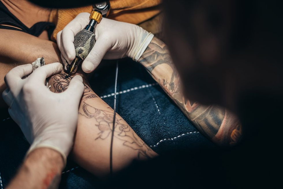 Homem recebe pena de mais de 2 anos por tatuar adolescentes na rua sem autorização