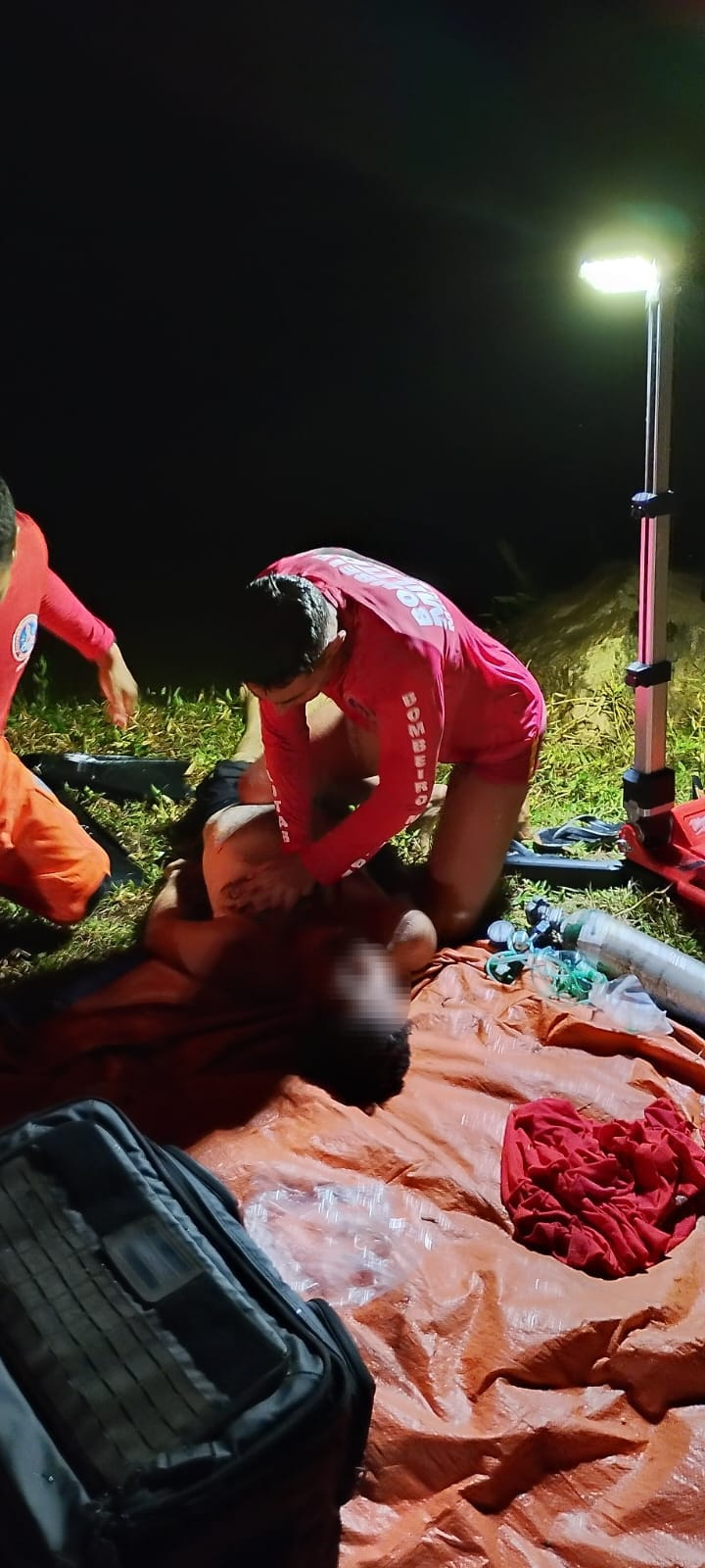 Equipe de mergulho do Corpo de Bombeiros atua em ocorrência de afogamento