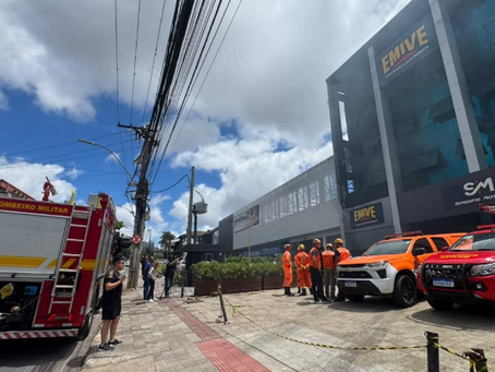 Perícia da Polícia Civil investiga incêndio que destruiu prédio na Raja Gabaglia