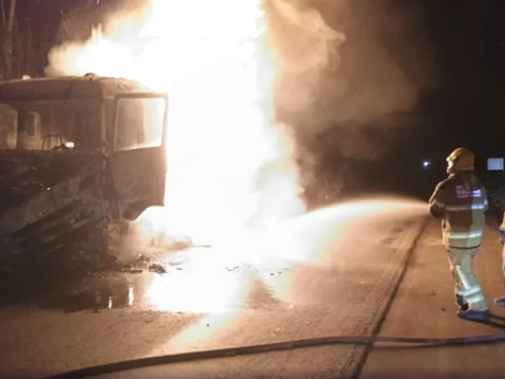 Carreta tem perda total após incêndio causado por pane elétrica na MG-353