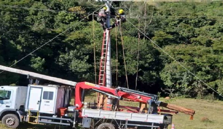 Cemig realiza mutirão de manutenção preventiva e reforça rede elétrica na zona rural de Varginha e Carmo da Cachoeira