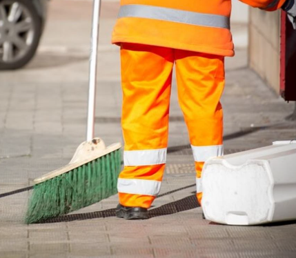 Limpeza urbana avança em seis bairros de Varginha nesta segunda-feira (10)