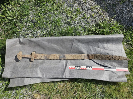 Menino de seis anos encontra espada de cerca de 1.300 anos durante excursão escolar na Noruega