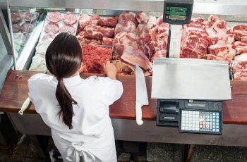 Justiça mantém justa causa de funcionária que trocava códigos de carne para beneficiar clientes em Uberlândia
