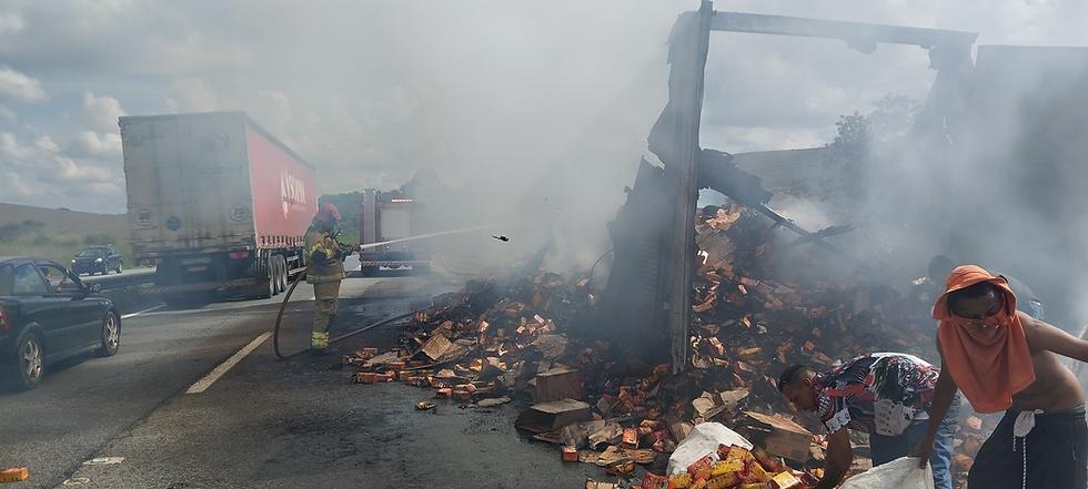 Carreta com 23 toneladas de café incendeia e carga é saqueada na Fernão Dias