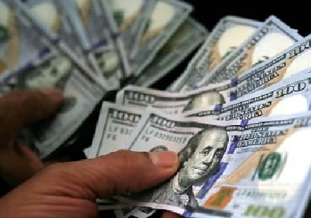 Dólar cai e volta a ficar abaixo de R$ 6; entenda