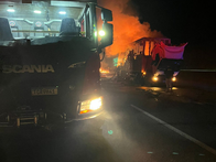 Bombeiros combatem incêndio em caminhão carregado com móveis na BR-381