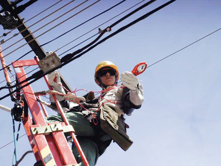 Postes com fios ilegais: Cemig intensifica combate e já notificou 13 mil empresas em 2025