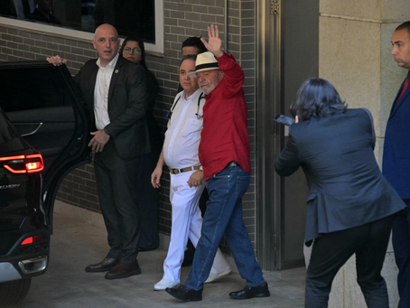 Mulher tenta levar coroa de flores para Lula e sai presa por racismo contra PF